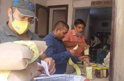 शाहजहांपुर चीनी से शहद बनाते पकड़ा, नमकीन व टॉफी सील
