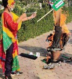 शाहजहांपुर रावण के बजाय कोरोना का जलाया पुतला