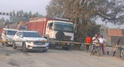शाहजहांपुर टेंपो की टक्कर से टूटा क्रासिग का बैरियर, लगा जाम