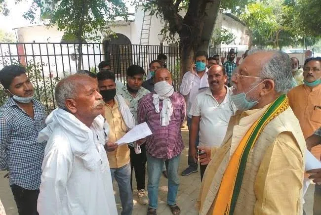 शाहजहांपुर मंत्री ने फरियादियों को दी विवादों से बचने की सलाह