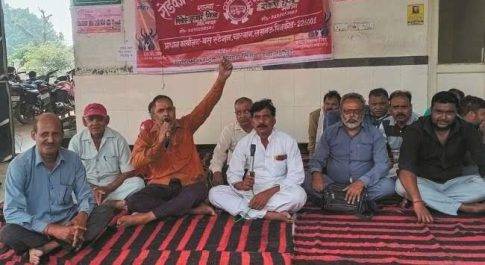 शाहजहांपुर मांगों को लेकर धरने पर बैठे रोडवेजकर्मी