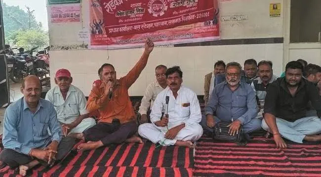 शाहजहांपुर मांगों को लेकर धरने पर बैठे रोडवेजकर्मी
