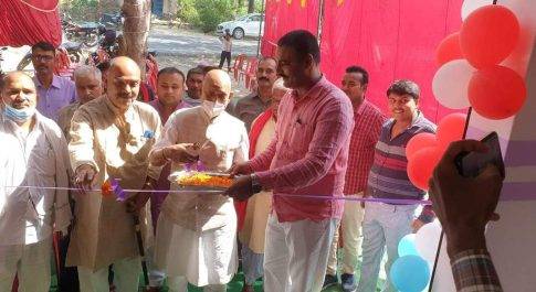 सिद्धार्थ नगर। भाजपा के पूर्व जिलाध्यक्ष रामकुमार कुँवर द्वारा किया गया सनराइज कार वाटिका का उद्घाटन