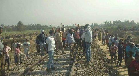 शाहजहांपुर क्रासिग बंद होने से नाराज ग्रामीणों ने ट्रैक पर दिया धरना