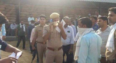 शाहजहांपुर धान खरीद न होने पर किसान व सेंटर इंचार्ज में मारपीट