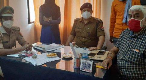 महराजगंज। परिवार परामर्श केंद्र के सदस्यों द्वारा आपसी मतभेद व कलह से दूर हुए एक दम्पत्ति जोड़े को मिलाया
