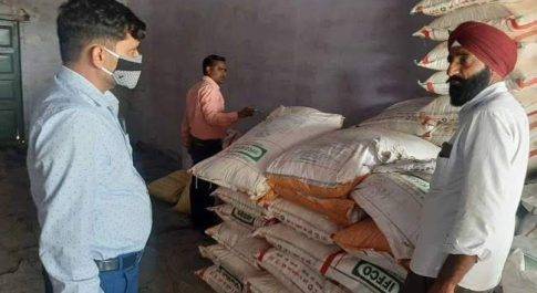 शाहजहांपुर इफ्को के कृषक सेवा केंद्र पर छापा, तीन पर मुकदमा