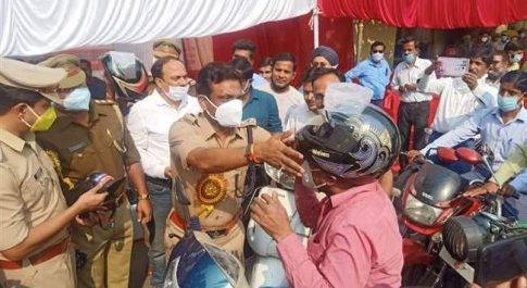 शाहजहांपुर के एसपी की गांधीगिरी, यातायात नियम तोड़ने वालों को बांटे हेलमेट