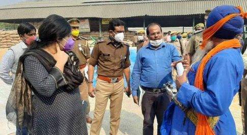 जनपद शाहजहांपुर सीडीओ ने धान खरीद की देखी हकीकत, प्रभारियों की ली क्लास