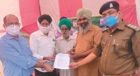 जनपद शाहजहांपुर एसडीएम के आश्वासन पर समाप्त हुआ धरना