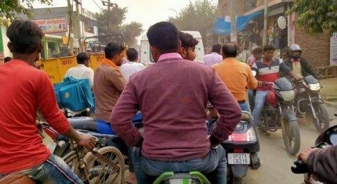 करवाचौथ की पूर्व संध्या पर बाजारों में उमड़ी भीड़