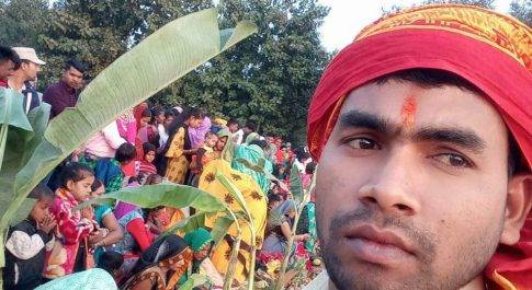 व्रती महिलाओं ने डूबते भगवान सूर्य देव को अर्घ्य दी।  