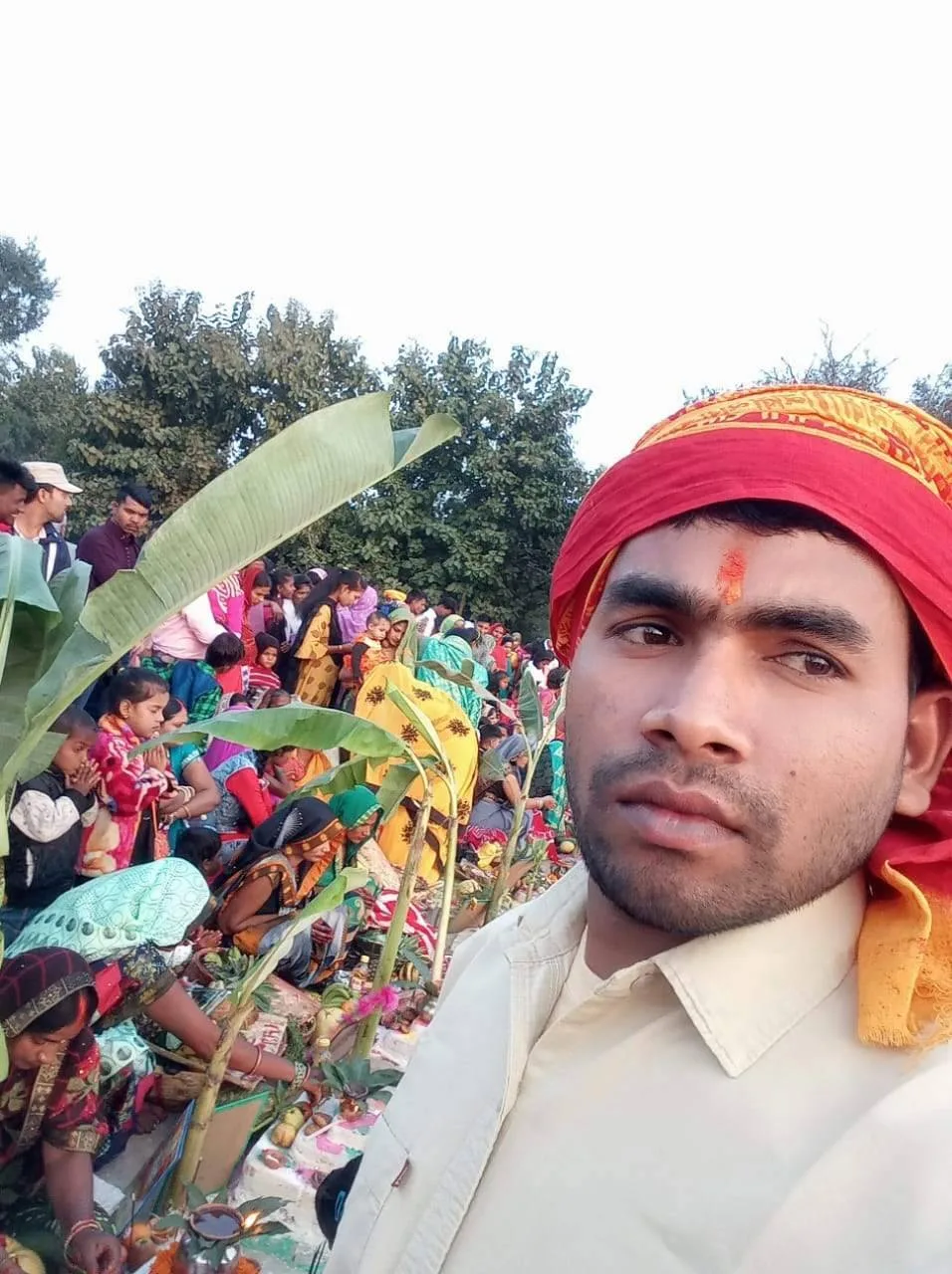 व्रती महिलाओं ने डूबते भगवान सूर्य देव को अर्घ्य दी।