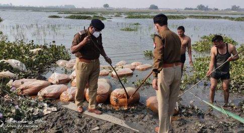 महराजगंज। बृजमनगंज क्षेत्र में कच्ची शराब के विरुद्ध चला अभियान,ASP,C O भी रहे मौजूद