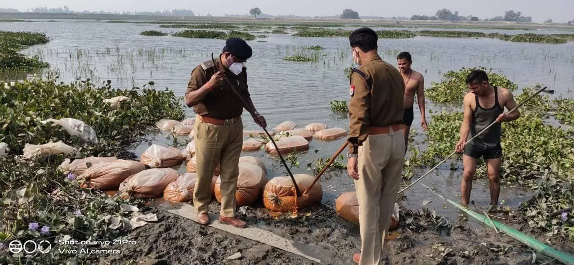 महराजगंज। बृजमनगंज क्षेत्र में कच्ची शराब के विरुद्ध चला अभियान,ASP,C O भी रहे मौजूद