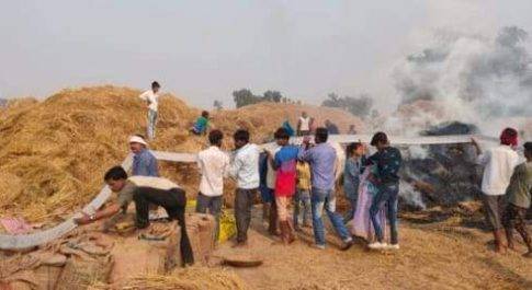 महराजगंज। ट्रैक्टर के चिनगारी से लगी आग, कई किसानों के जले धान