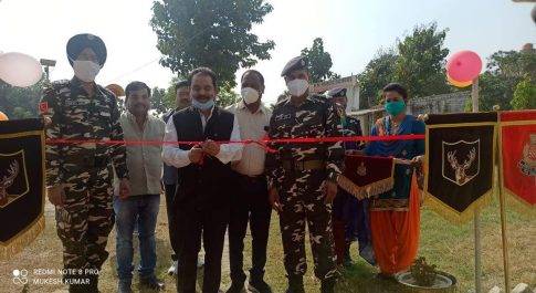 महराजगंज। SSB सीमाओं की रक्षा के साथ महिलाओं को आत्मनिर्भर व स्वावलम्बी बनाने का भी कार्य करती है : गुड्डू खान