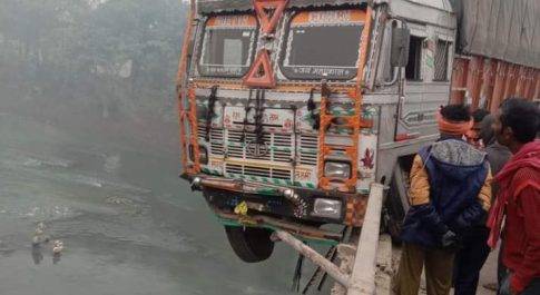 देवरिया। अनियंत्रित ट्रक ने पुल की रेलिंग तोड़ा, चार पहिया वाहनों का आवागमन बंद