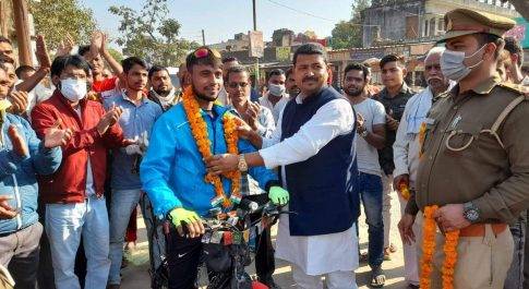 महाराजगंज।रितेश सिंह पर्वत रोही द्वारा 100 दिन में भारत भ्रमण कॉलेज