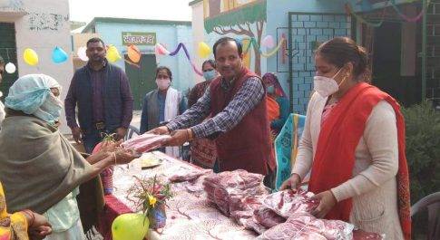 शाहजहांपुर खंड विकास अधिकारी के नेतृत्व में स्वेटर वितरण कार्यक्रम का हुआ आयोजन