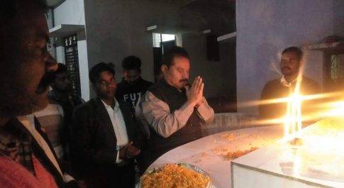 गरीबों के उत्थान के लिए चेयरमैन गुड्डू खान ने दीप जलाकर लिया संकल्प