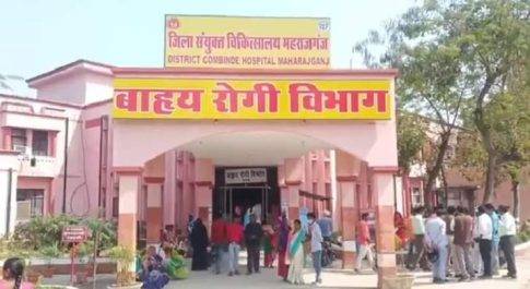 महाराजगंज। जिले में दो ट्रकों की टक्कर में गन्ना लदा ट्रक के पलटने से घर के सामने कुर्सी पर बैठे अधेड़ व्यक्ति की हुई मौत