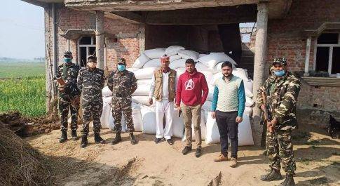 महराजगंज।नौतनवां ब्लाक के जिगना में छापेमारी के दौरान खाद व कनाडियन मटर बरामद