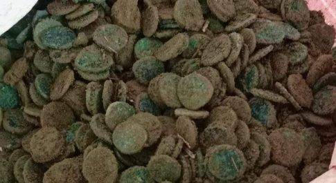 बृजमनगंज में चल रहे नहर के खुदाई के दौरान प्राचीन सिक्के से मिला भरा घड़ा पुलिस ने लिया कब्जे में