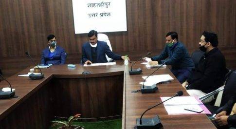 शाहजहांपुर कलेक्ट्रेट सभागार में गन्ना मूल्य भुगतान को लेकर की गयी समीक्षा बैठक