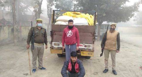 गश्त के दौरान उपजिलाधिकारी ने पिकअप पर लदा 70 बोरा कनाडियन मटर पकड़े।