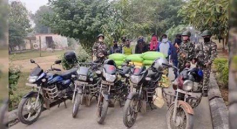महाराजगंज।एस एस बी के जवानों ने मुर्दहिया घाट के समीप पिलर संख्या 524 /2 के पास गश्त के दौरान नेपाल खाद की तस्करी करते 6 को पकड़ा