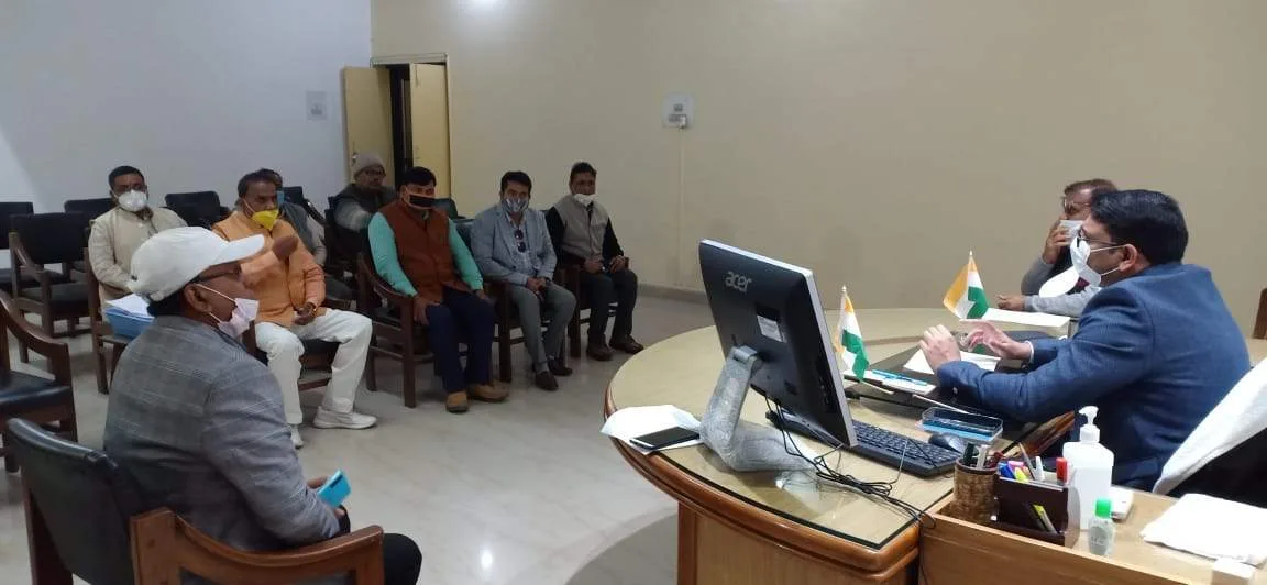 डीएम की अध्यक्षता में राइस मिल मालिकों के साथ हुई बैठक