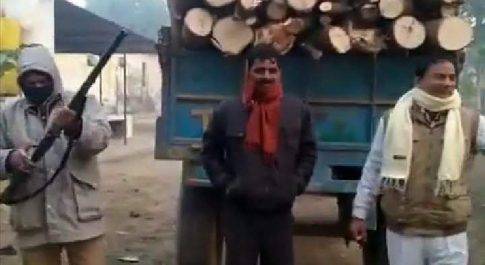 महाराजगंज। एसडीएम ने मोहानापुर ढाला पर अवैध रूप से ट्रैक्टर ट्राली पर लदी लकड़ी सहित एक तस्कर को दबोचा