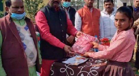 महाराजगंज। प्राथमिक विद्यालय बरवां विद्यापति में सदर विधायक जय मंगल कनौजिया ने बच्चों में वितरित किये स्वेटर