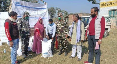 नौतनवा थाना क्षेत्र प्लान इण्डिया शक्ति वाहिनी संस्थान द्वारा मजलूम गरीब मजदूरों को जरूरत की वस्तुएं व राशन वितरित किया गया।