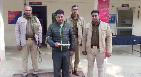 शाहजहांपुर पुलिस ने तंमचा समेत एक युवक को दबोचा
