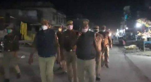 महाराजगंज। पनियारा कस्बे में पुलिस ने किया पैदल गस्त, दिलाया सुरक्षा का एहसास