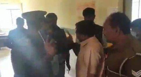 महाराजगंज। महाराजगंज के बीएसए ऑफिस में हंगामा करने वाले शिक्षक को एसडीएम कोर्ट में 10 दिन तक सुबह शाम लगानी होगी हाजिरी , एसडीएम ने दिए आदेश