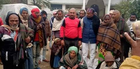 ठंडक पडते ही नन्हे सिंह ने गरीबों की मदद मे बढायें हाथ वितरित किया कम्बल