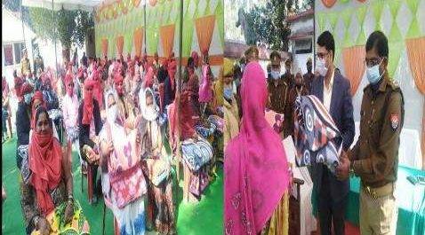 महराजगंज। पुरंदरपुर में समाधान दिवस पर डीएम एवं एसपी ने चौकीदार समेत महिलाओं एवं पुरुषों में बांटे 100 कंबल