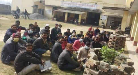 महाराजगंज।फरेंदा LBS डिग्री कॉलेज में बीएड के छात्रों का धरना