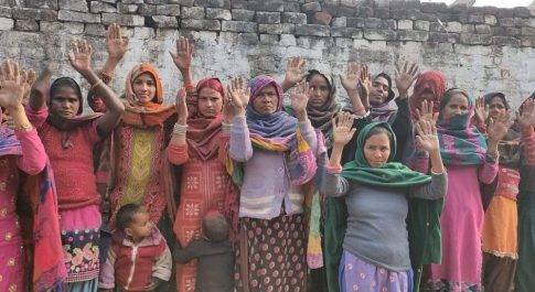शौचालय का पैसा डकार गए प्रधान ग्रामीणों ने जिलाधिकारी से की शिकायत