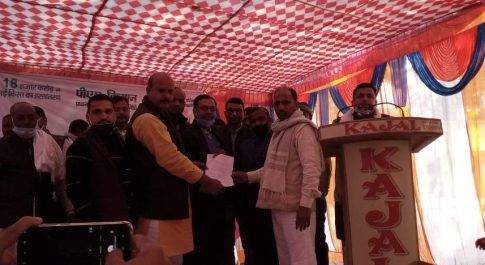 महराजगंज।ग्राम प्रधान संघ अध्यक्ष ने खण्ड विकास अधिकारी को सौंपा मांग पत्र