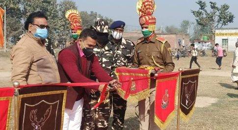 महराजगंज। सामाजिक चेतना के तहत एस एस बी के जवानों ने कियाे दवा वितरित