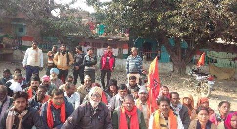शिवसेना कार्यकर्ताओं ने विभिन्न मांगों को लेकर सिटी मजिस्ट्रेट को सौंपा ज्ञापन।