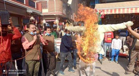 कोरोना महामारी के पुतले को जलाकर नये वर्ष का आगाज किया :चेयरमैन गुड्डू खान
