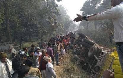 महाराजगंज। महाराजगंज में अनियंत्रित होकर पलटा बगास से लगा हुआ ट्रक, कड़ी मशक्कत के बाद ग्रामीणों ने ट्रक चालक को निकाला बाहर