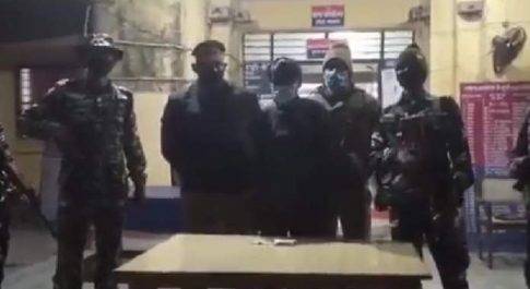 महाराजगंज। भारत नेपाल की सनौली सीमा रोड पुलिस और एसएसबी ने 50 ग्राम हेरोइन के साथ एक तस्कर को किया गिरफ्तार