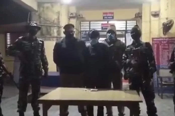 महाराजगंज। भारत नेपाल की सनौली सीमा रोड पुलिस और एसएसबी ने 50 ग्राम हेरोइन के साथ एक तस्कर को किया गिरफ्तार
