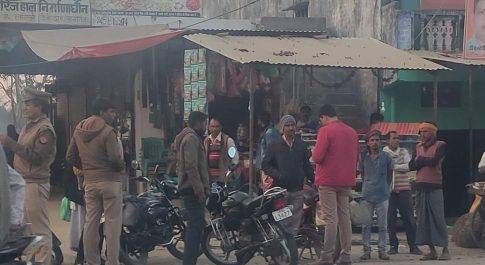 वर्दी धारी बिना मास्क के कर रहे वाहन चेकिंग अभियान